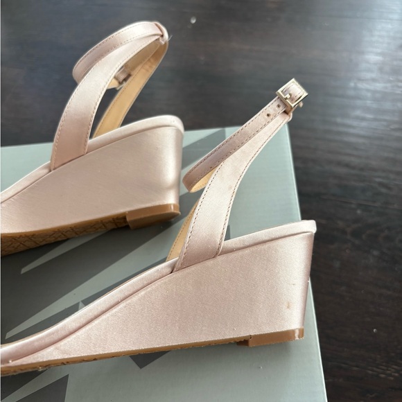 Badgley Mischka Women's Bellevue Wedge Sandal in Size 8.5 - Picture 5 of 9